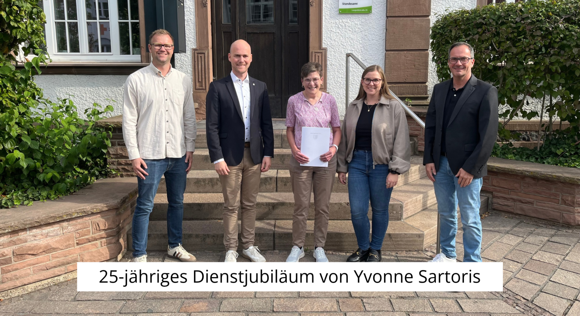 Fünf Personen vor Verwaltung