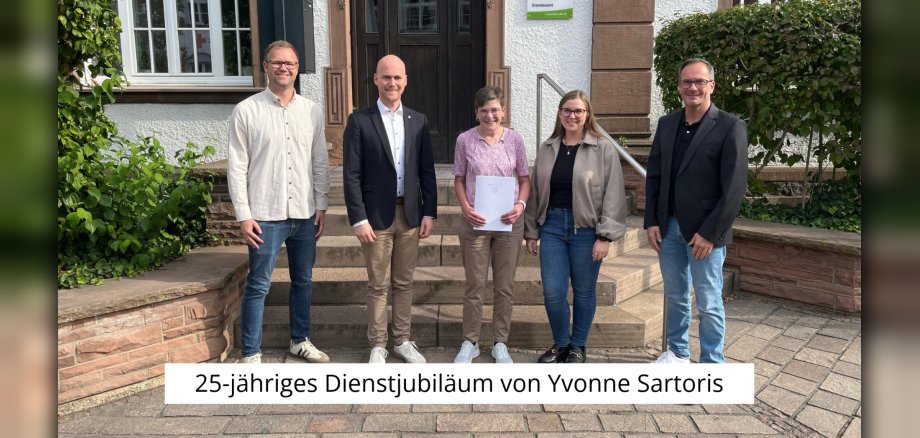 Fünf Personen vor Verwaltung