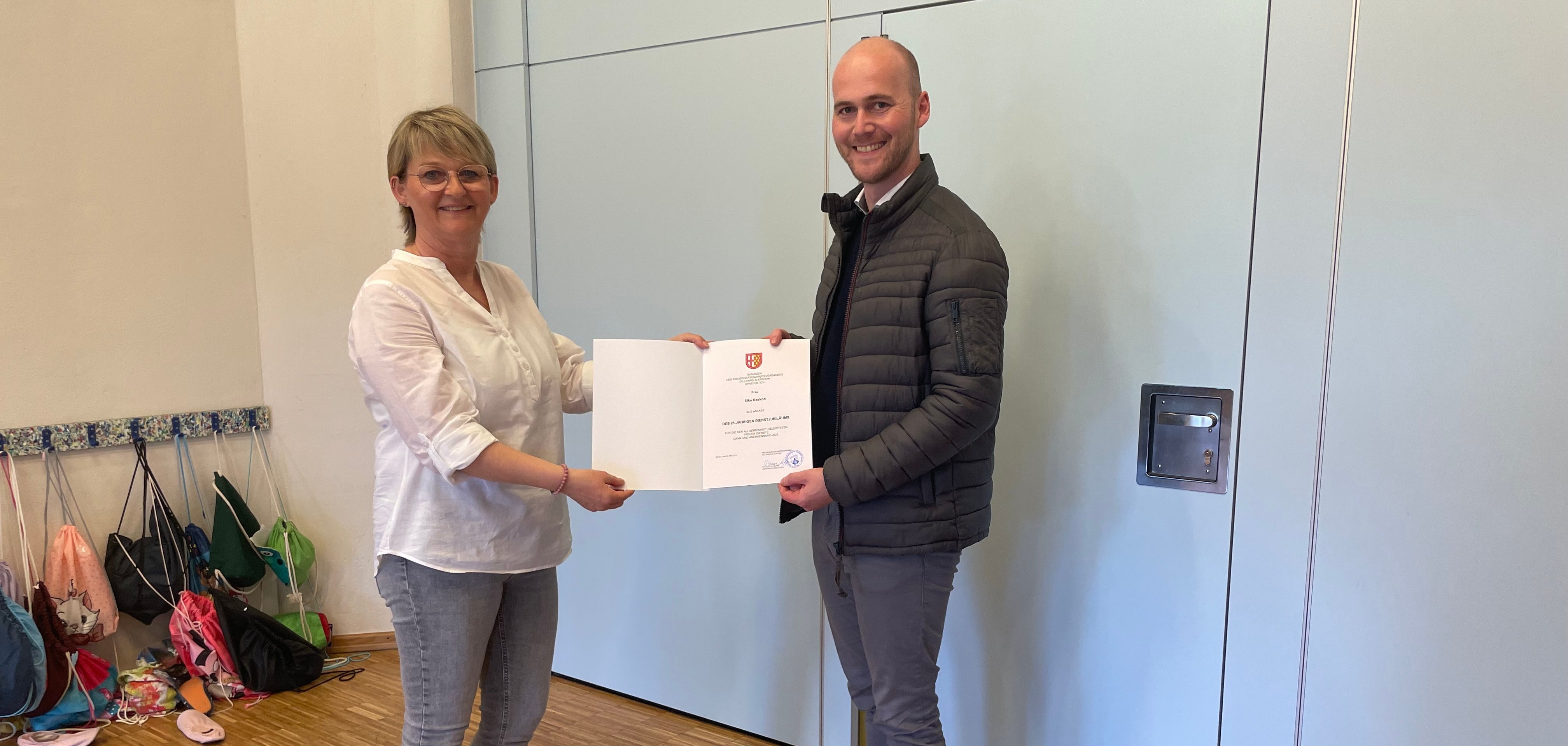 Zwei Personen mit Urkunde