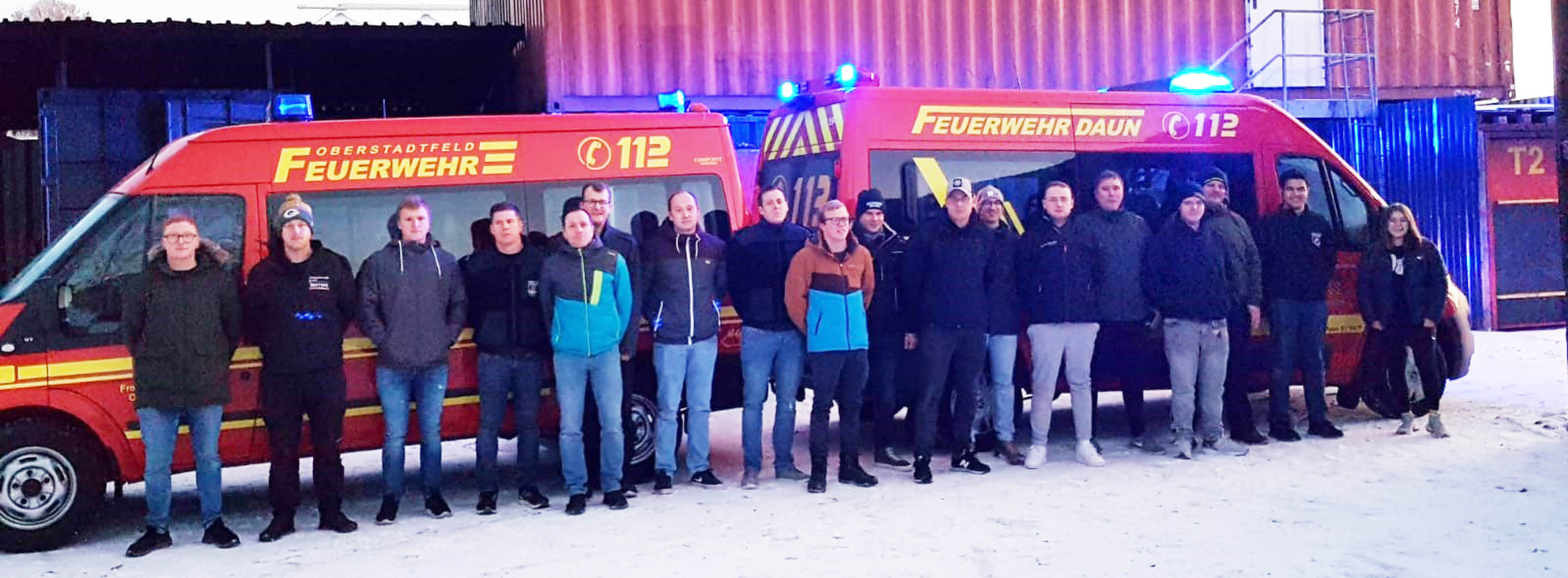 Feuerwehrkräfte vor Fahrzeug