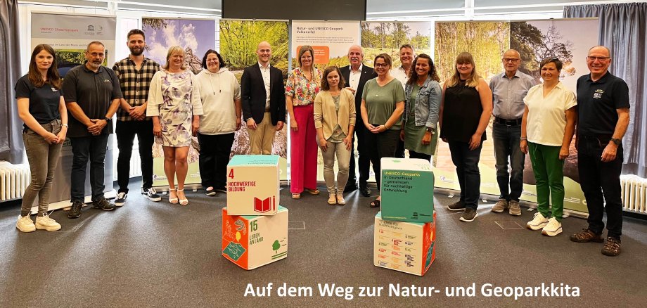 Personen vor Stellwänden