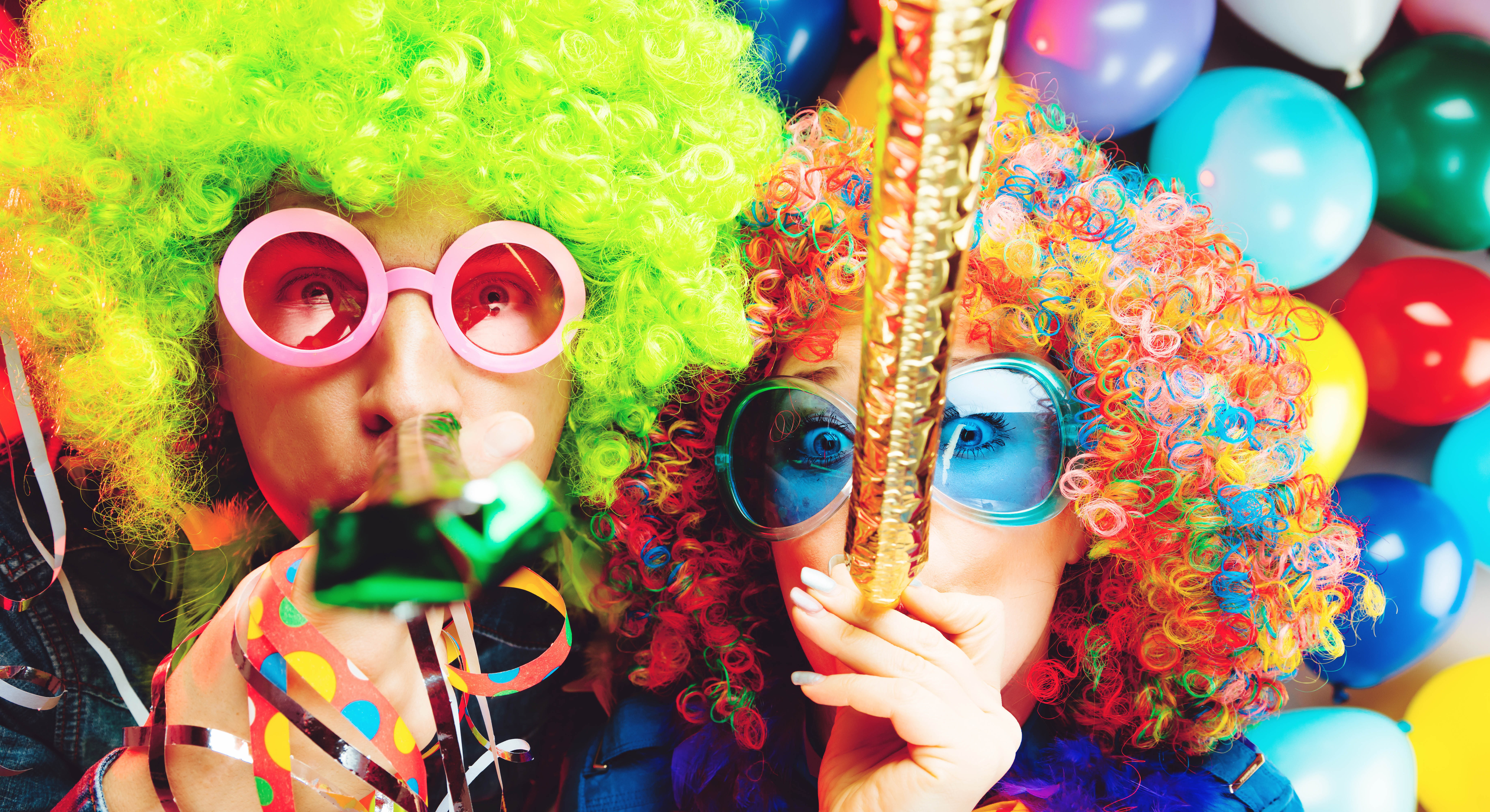 Zwei verkleidete Karnevalisten