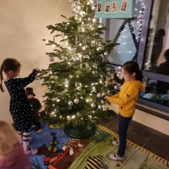 Kinder am Tannenbaum