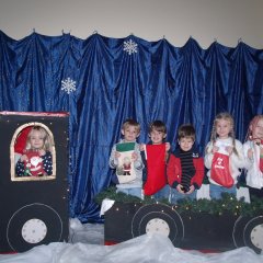 Kindern hinter gebastelter Lokomotive