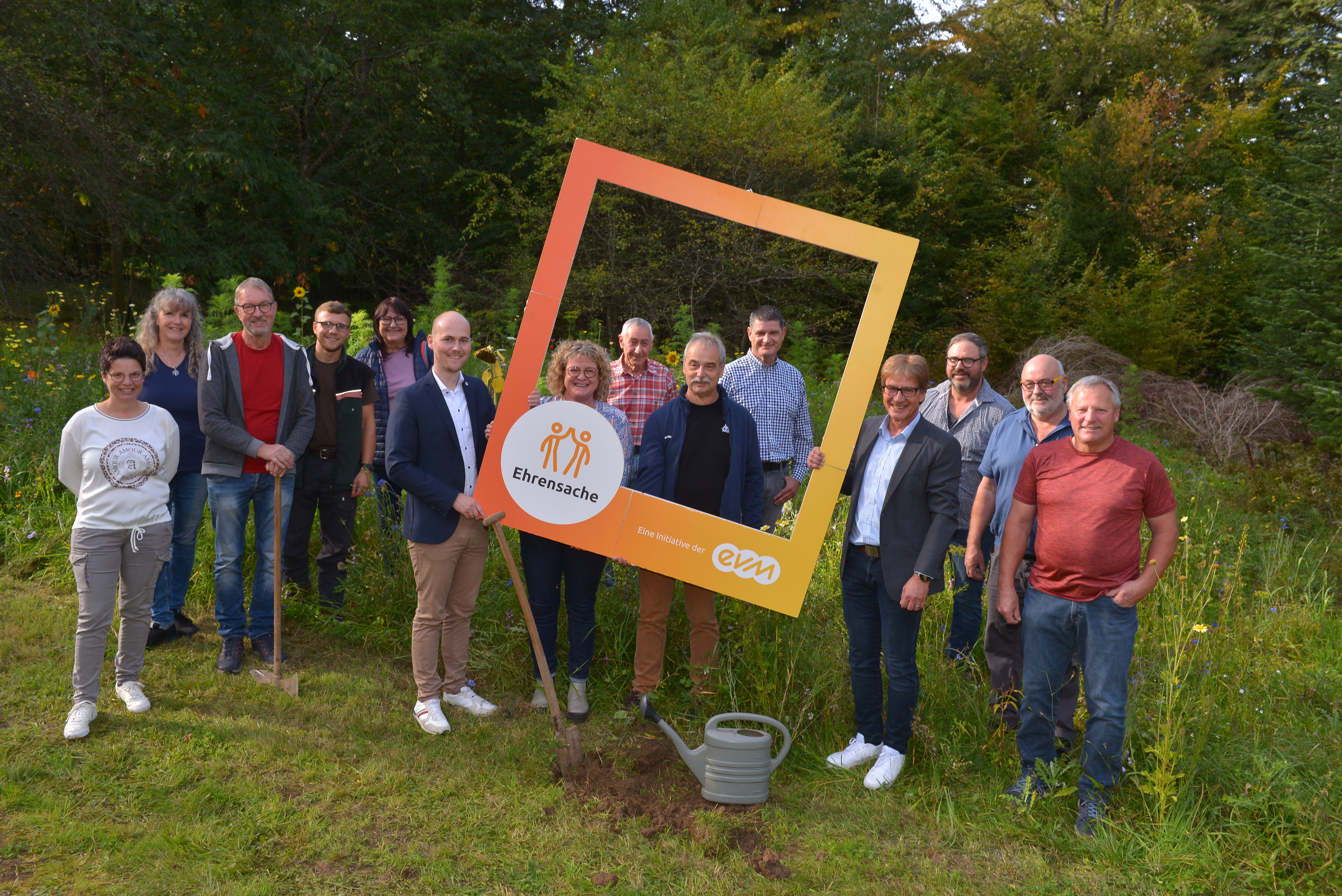 Personen mit überdimensionalen evm Bilderrahmen