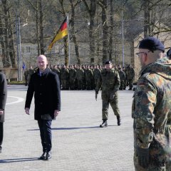 Politiker beim Abschreiten der Front