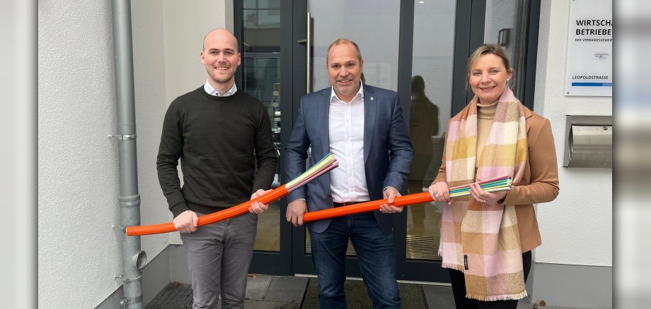 Personen mit Glasfaserkabel