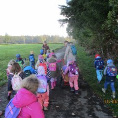 Kinder in der Landschaft