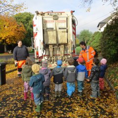 Kinder vor Müllauto