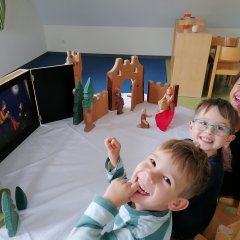 Kinder vor Figuren