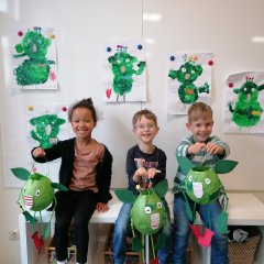 Kinder mit Laternen