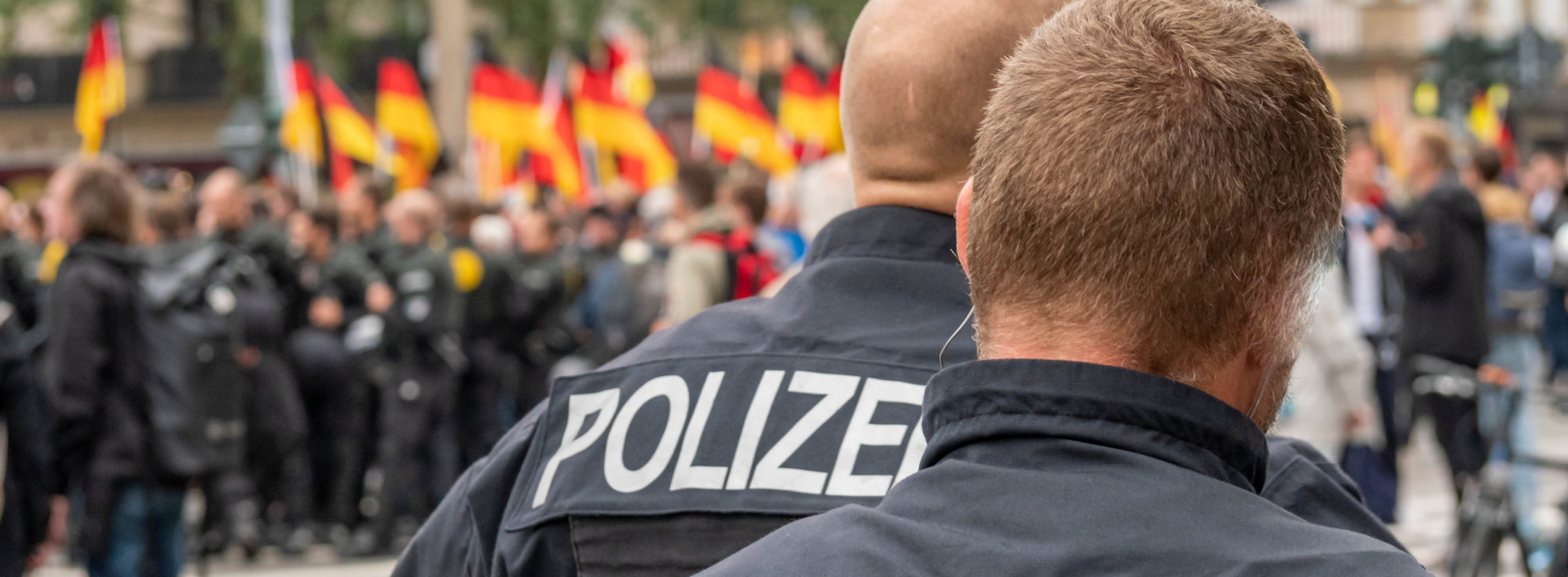 Symbolbild Demonstration und Polizei