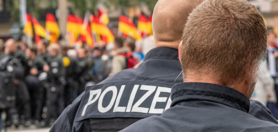 Symbolbild Demonstration und Polizei