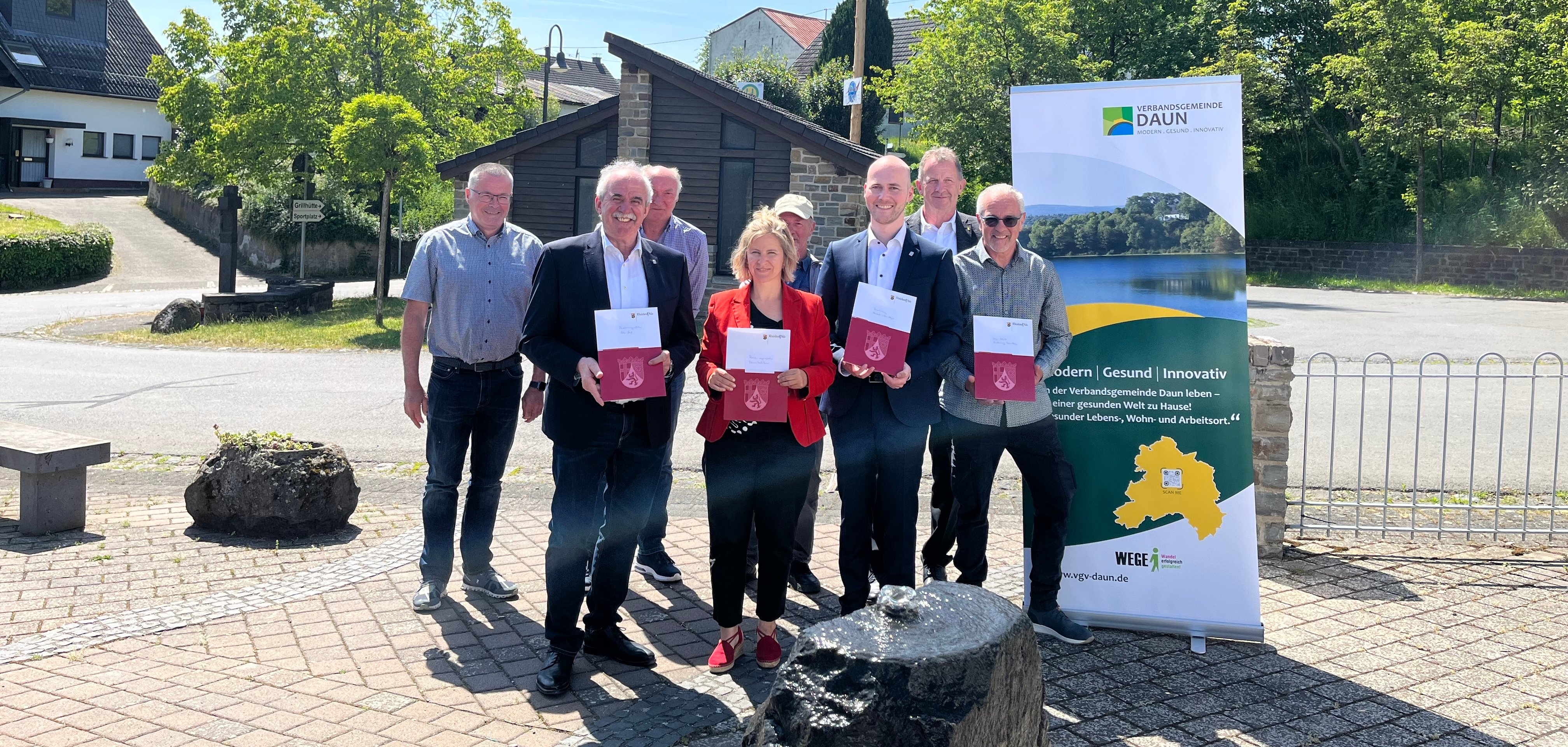 Personen bei Bescheidüergabe