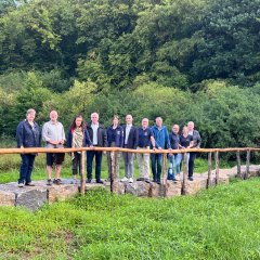 Personen auf neuer Trittsteinüberquerung