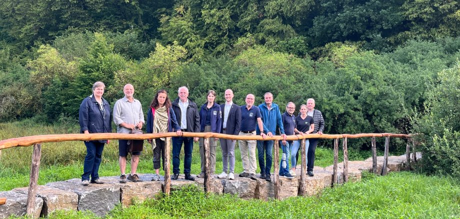 Personen auf neuer Trittsteinüberquerung