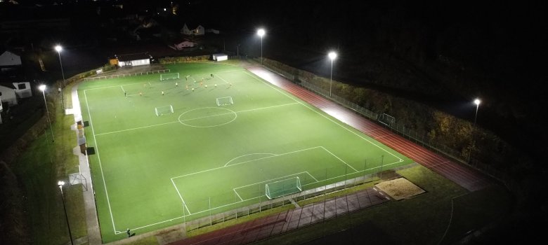 Sportplatz mit Flutlicht bei Nacht