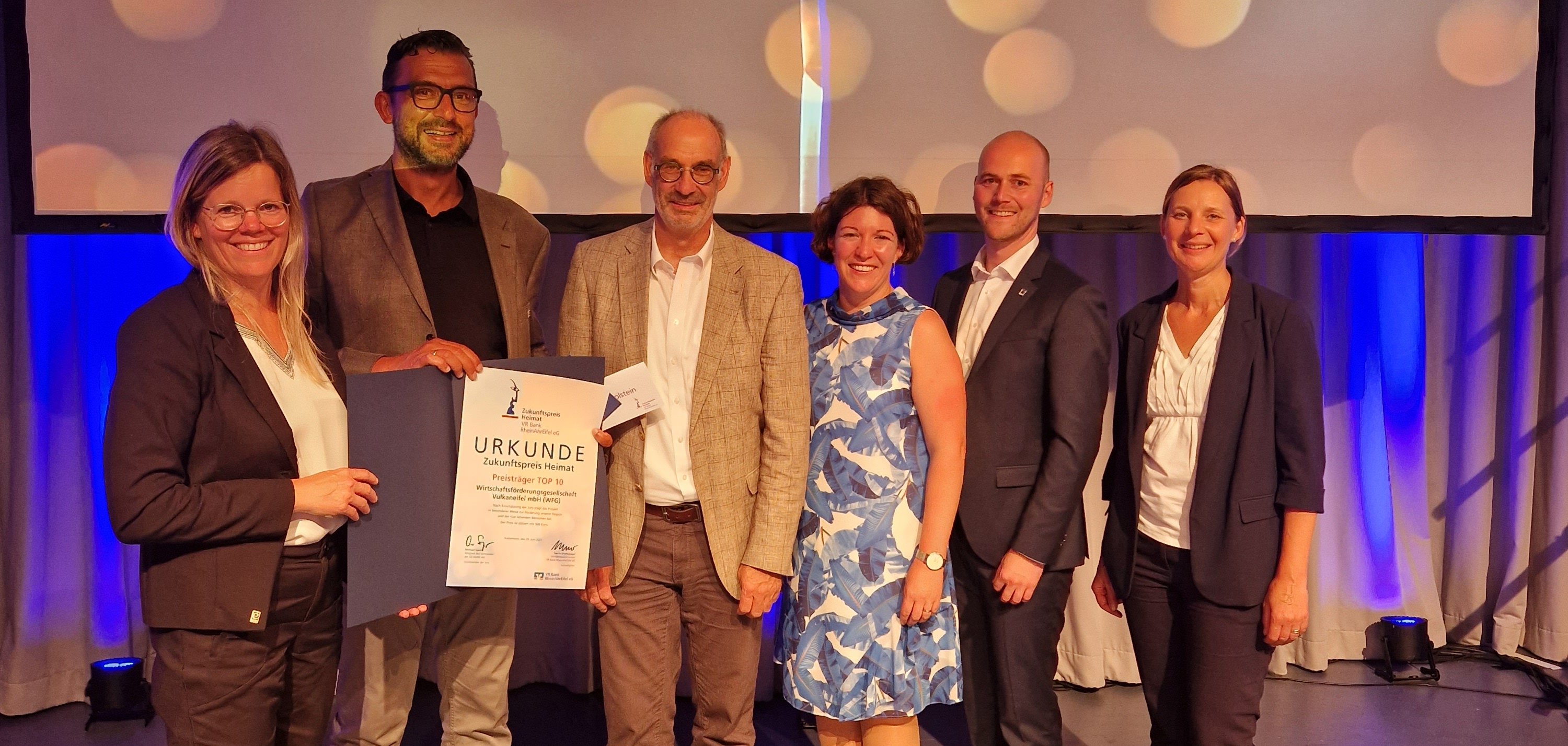 Personen erhalten Auszeichnung