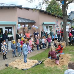 Personen bei Kindergartenfest