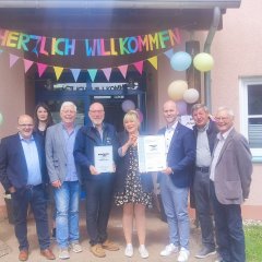 Personen vor der Kita Strohn mit der Auszeichnung zur Naturpark-Kita