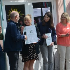 Personen vor der Kita