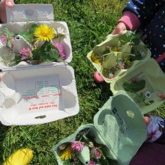 Kinder beim Blumen sammeln