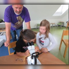 Kinder beim Mikroskopieren