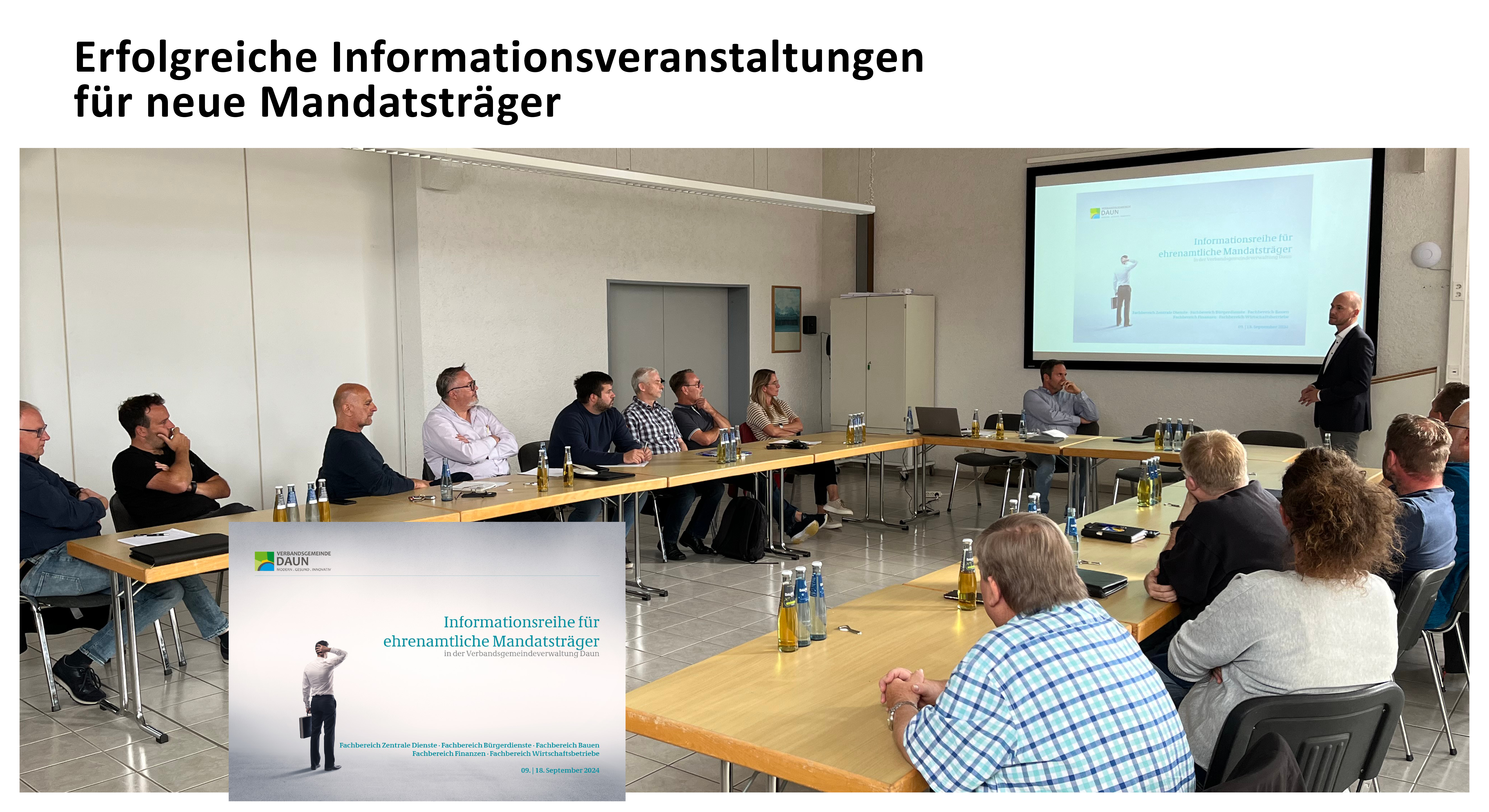 Personen sitzen zusammen bei der Informationsveranstaltung