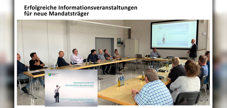 Personen sitzen zusammen bei der Informationsveranstaltung