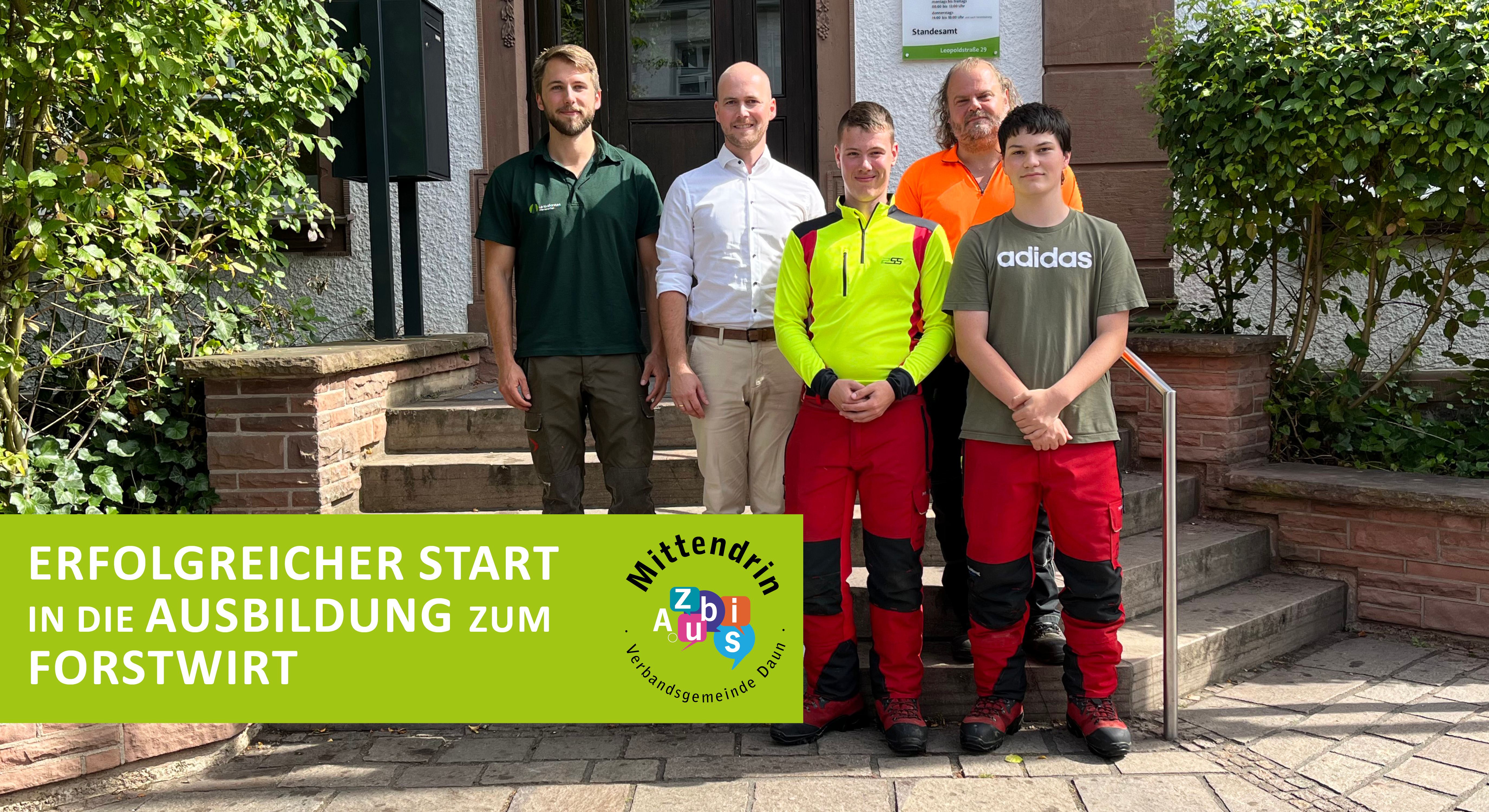 Personen vor dem Verwaltungsgebäude