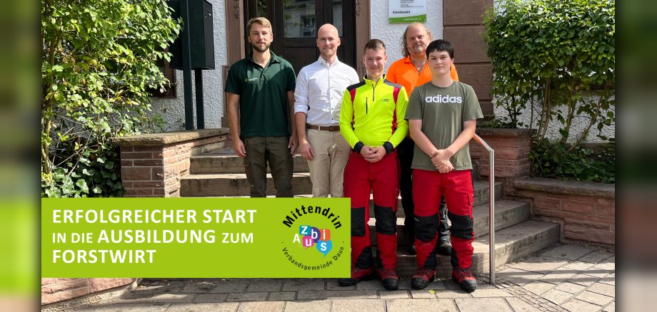 Personen vor dem Verwaltungsgebäude