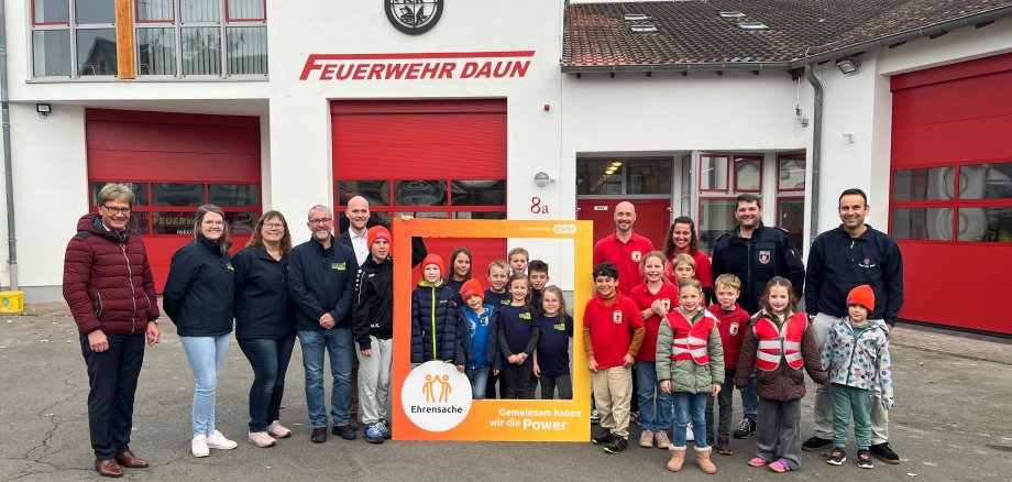 Personen vor Feuerwehrwache
