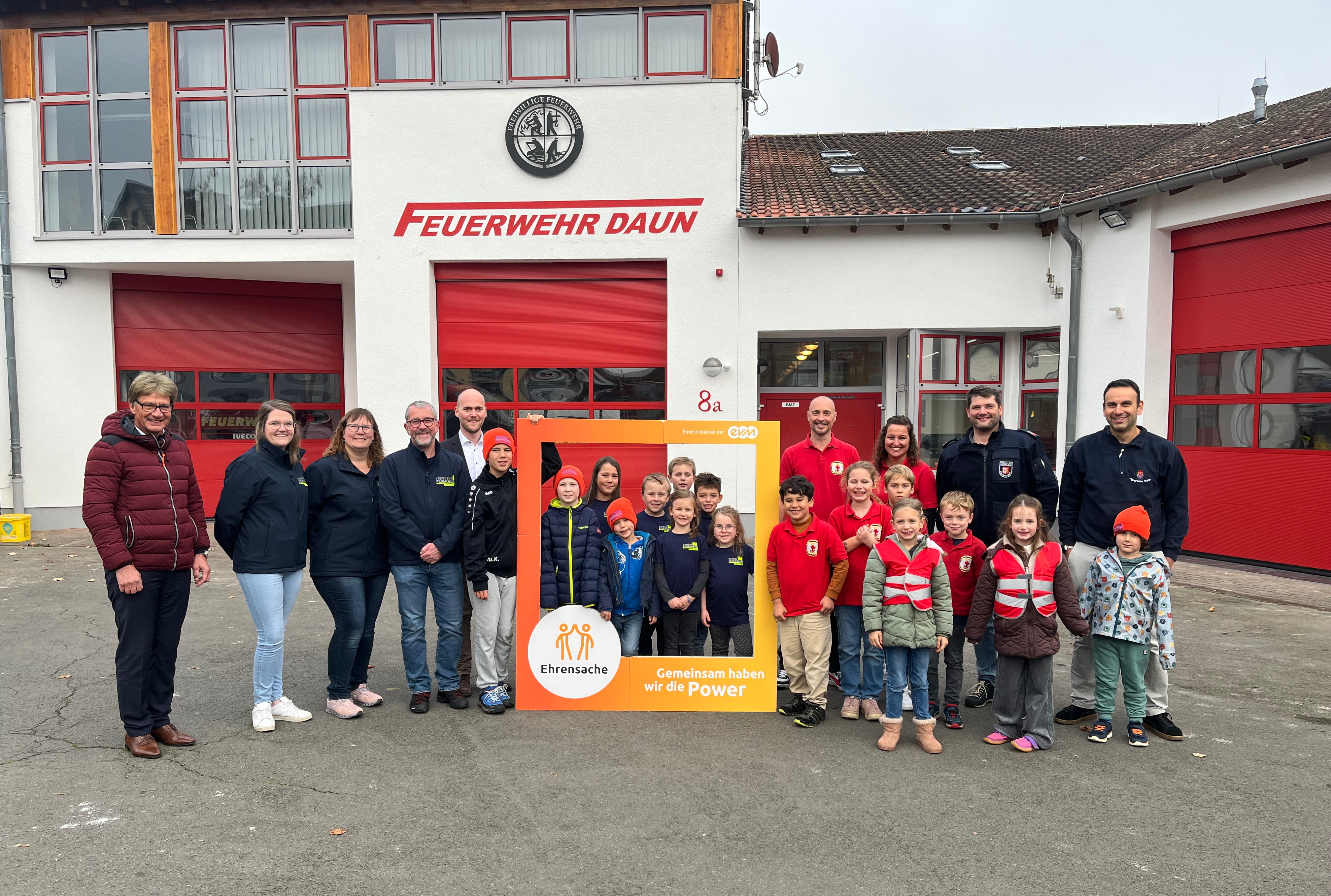 Personen vor Feuerwehrwache