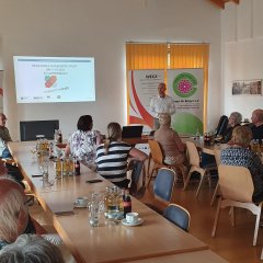 Personen hören bei Veranstaltung zu