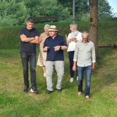 Personen gehen im grünen