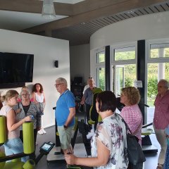 Personen besichtigen Raum