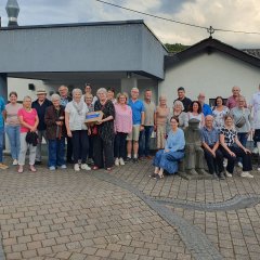 Gruppenfoto vor Gebäude