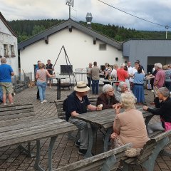 Personen tauschen sich aus