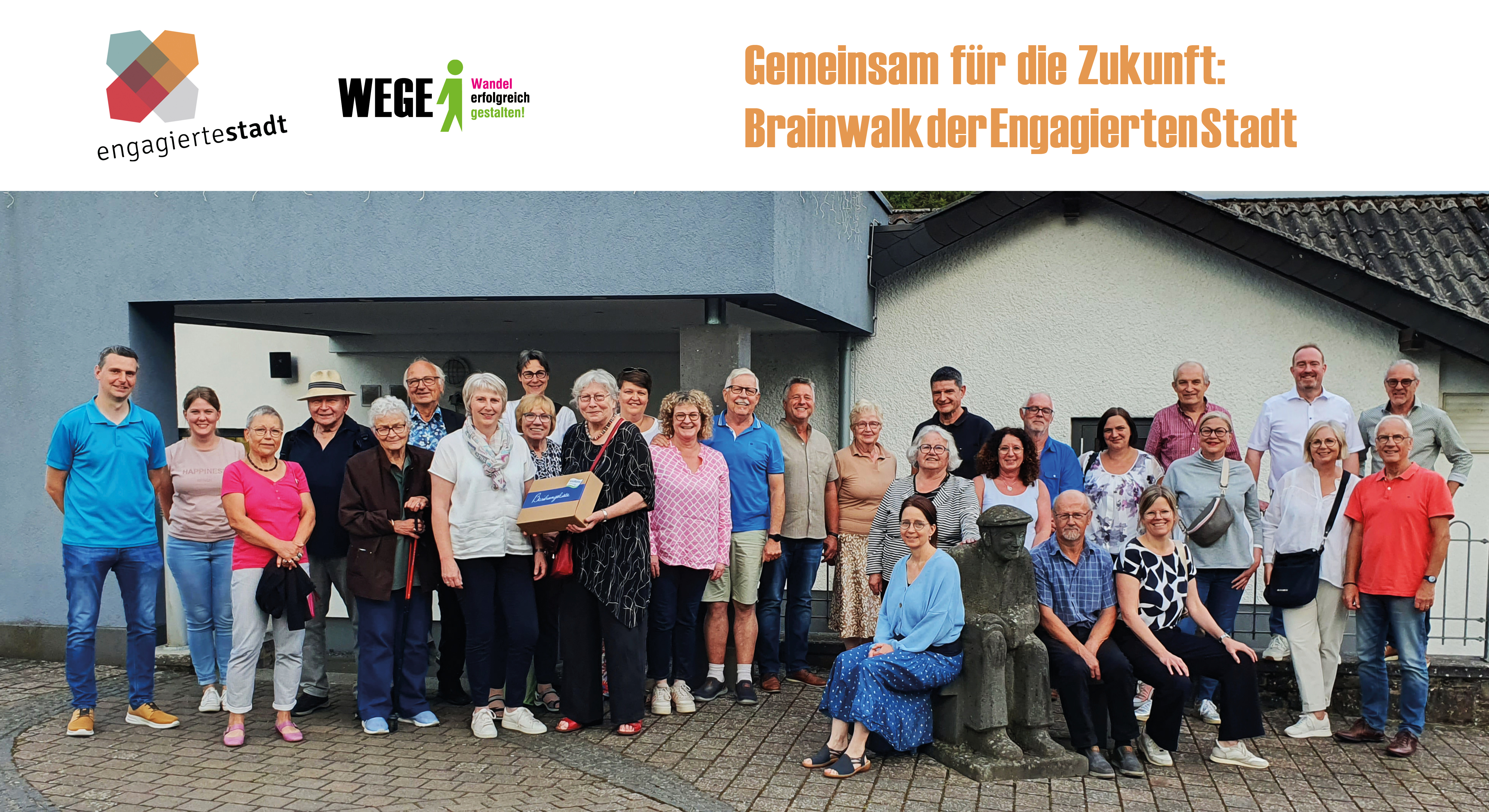 Gruppenfoto vor Gebäude