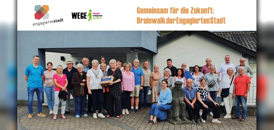 Gruppenfoto vor Gebäude
