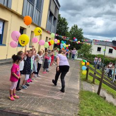 Kinder mit Luftballons