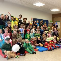 Gruppenbild verkleidete Kindergartenkinder