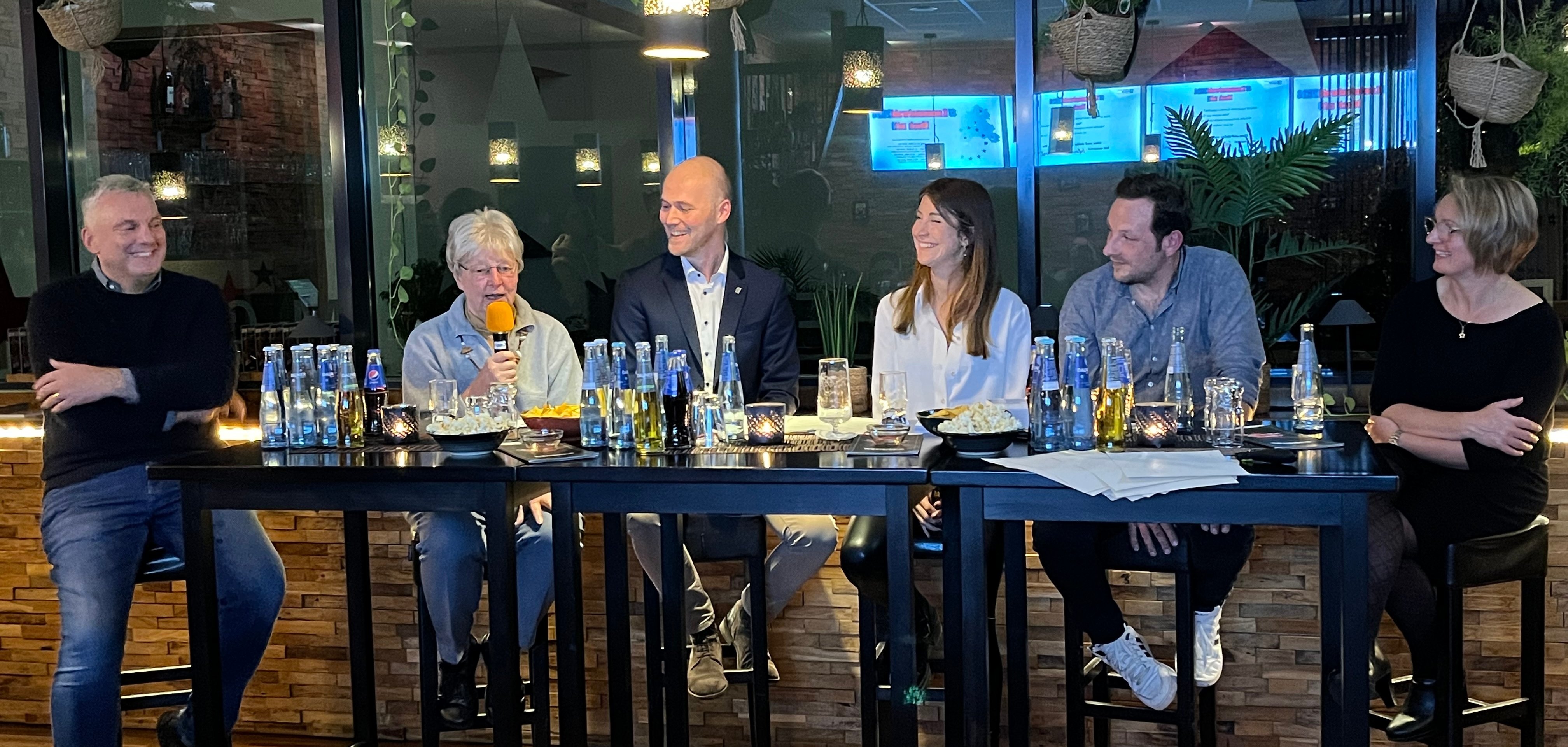 Personen im Austausch auf Barhockern