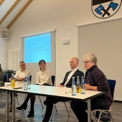 Personen im Austausch am Tisch