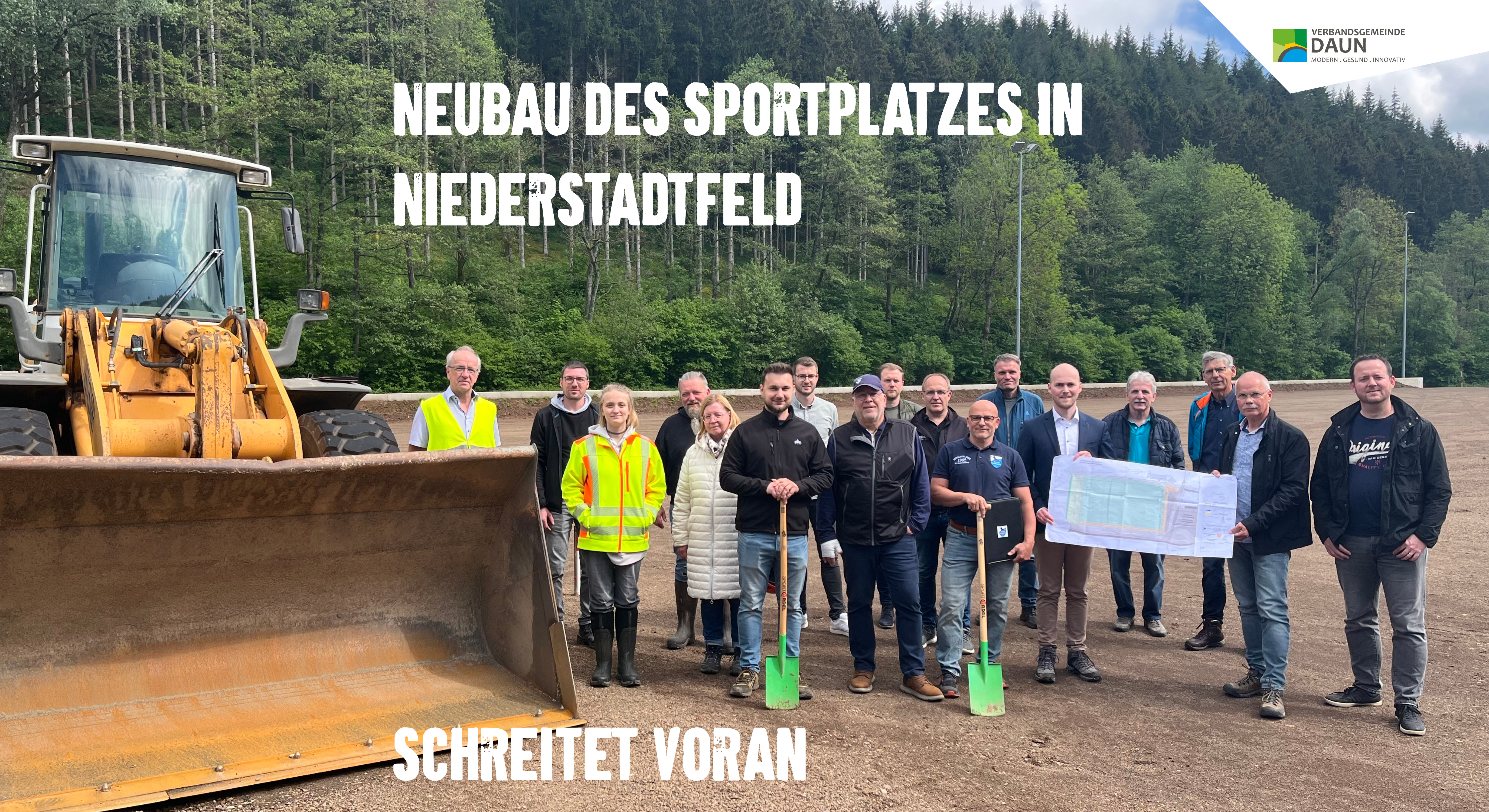 Personen auf dem Grundstück für den neuen Sportplatz in Niederstadtfeld