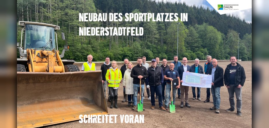 Personen auf dem Grundstück für den neuen Sportplatz in Niederstadtfeld