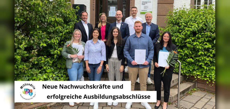 Personen vor dem Verwaltungsgebäude