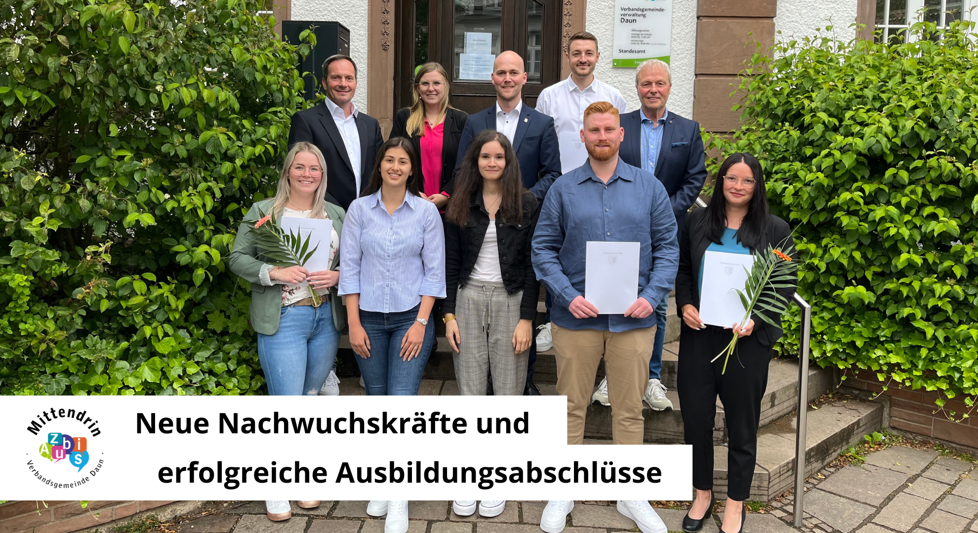 Personen vor dem Verwaltungsgebäude