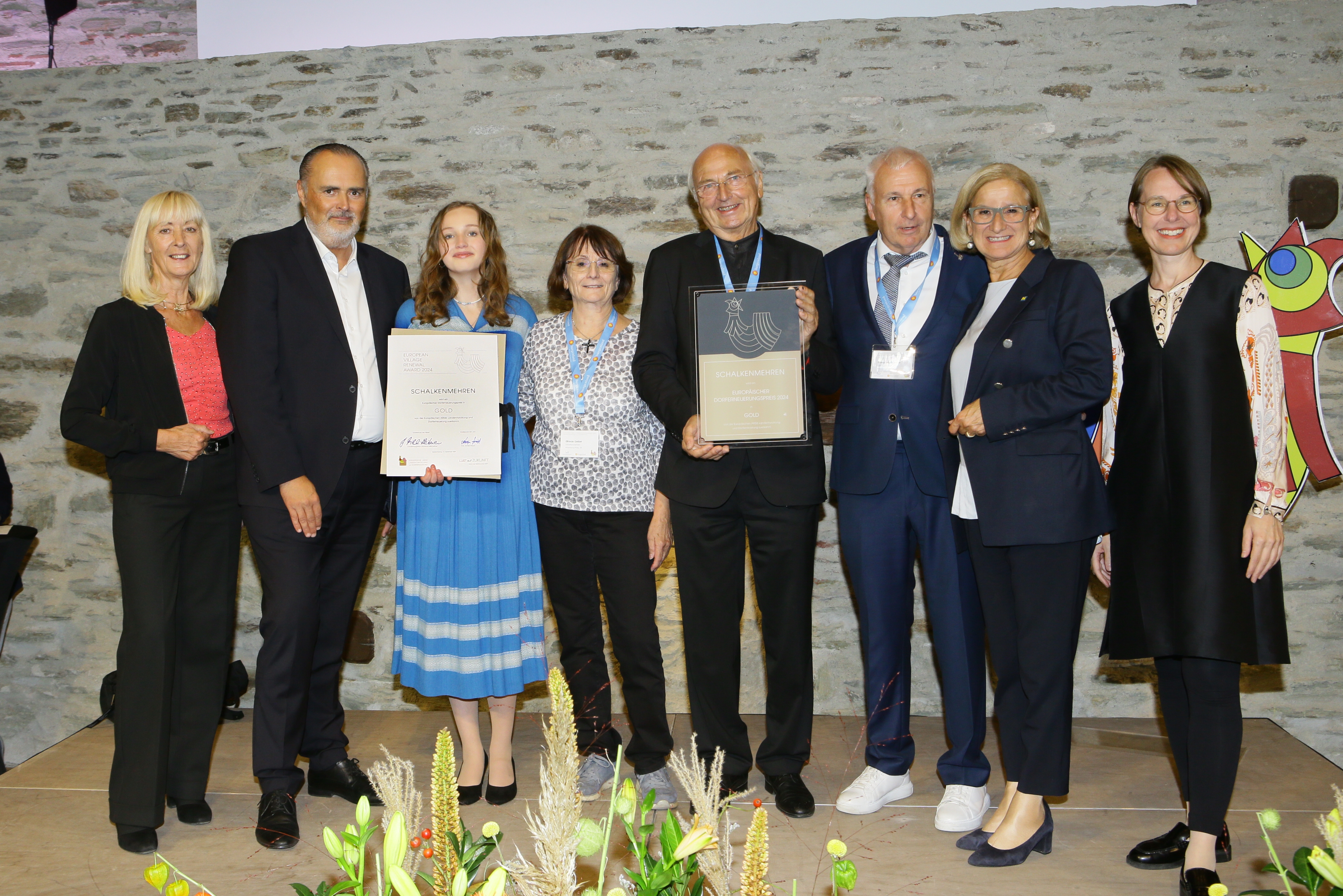 Personen beim Erhalt des europäischen Dorferneuerungspreises