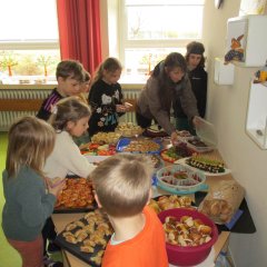 Kindergartenkinder beim Frühstück